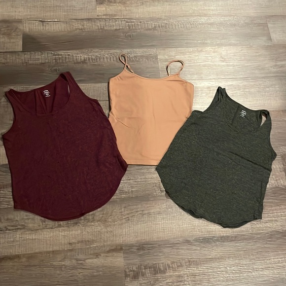 Old Navy Tops - Old Navy and Gap bundle of 3 tanks size medium